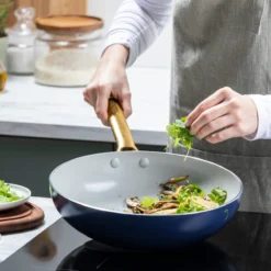 Padova<br> Wok, Dark Blue - 28cm -Chic Kitchen Utensils CC006464 001 Padova Wok Dark Blue 28cm 4 1c795cf8 5def 4e36 a7c9 cb0a5ef5bfdb