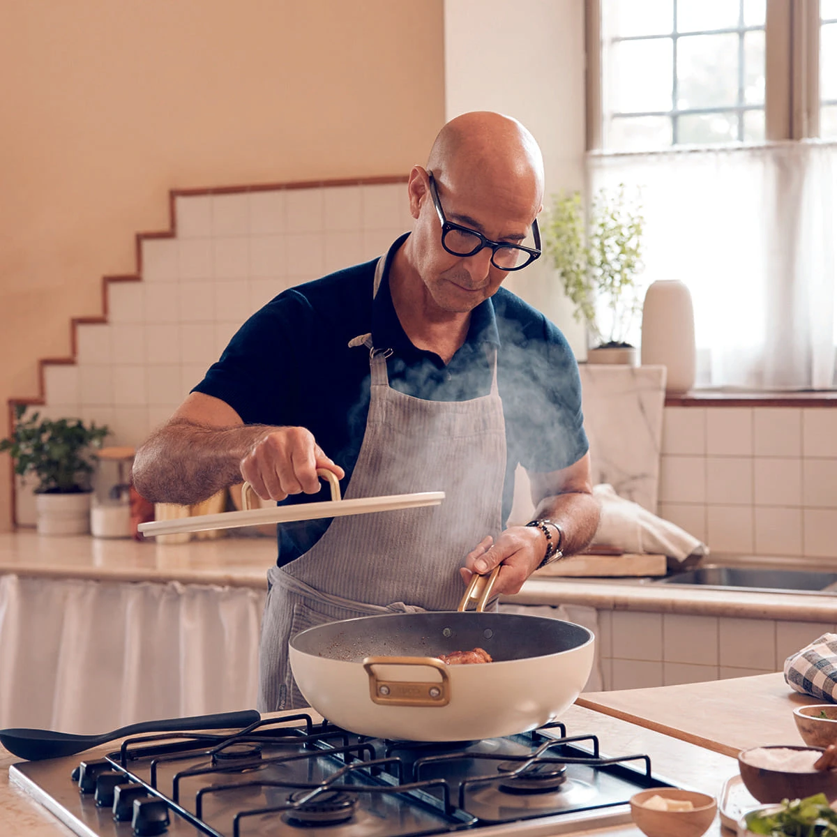 Stanley Tucci™<br> Ceramic Non-Stick 33cm Essential Stanley Pan | Carrara White 5 Stanley Tucci™<br> Ceramic Non-Stick 33cm Essential Stanley Pan | Carrara White - Image 5