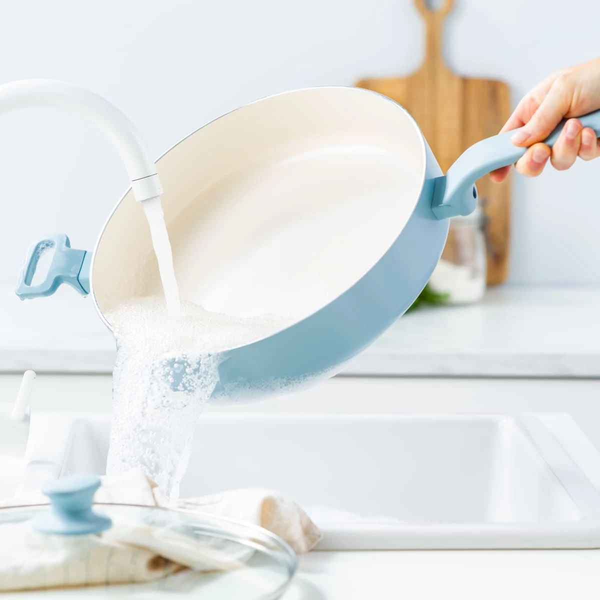 Essence <br> SKILLET WITH LID, BLUE HAZE - 30CM 5 Essence <br> SKILLET WITH LID, BLUE HAZE - 30CM - Image 5